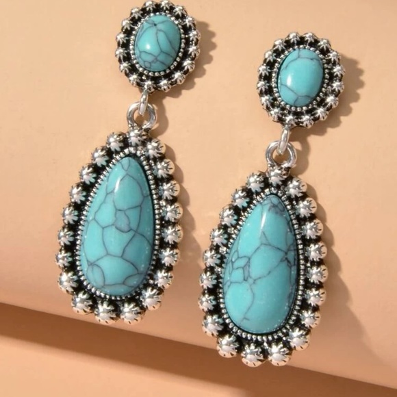 VINTAGE WATER DROP EARRINGS - Picture 4 of 9
